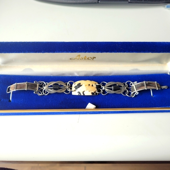 Silver tone bracelet with shells - Picture 3 of 7